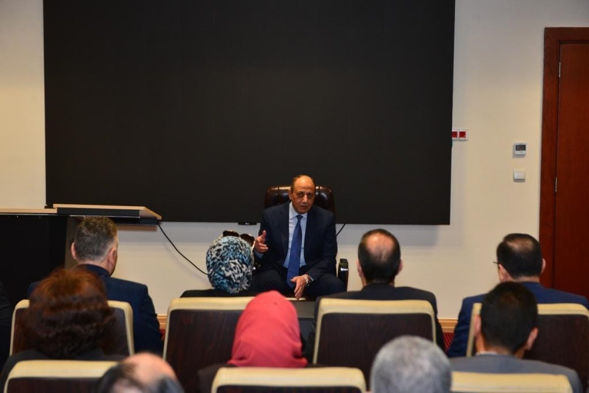 وزير الطيران المدني يباشر سير العمل من مقر الوزارة بالعاصمة الإدارية الجديدة