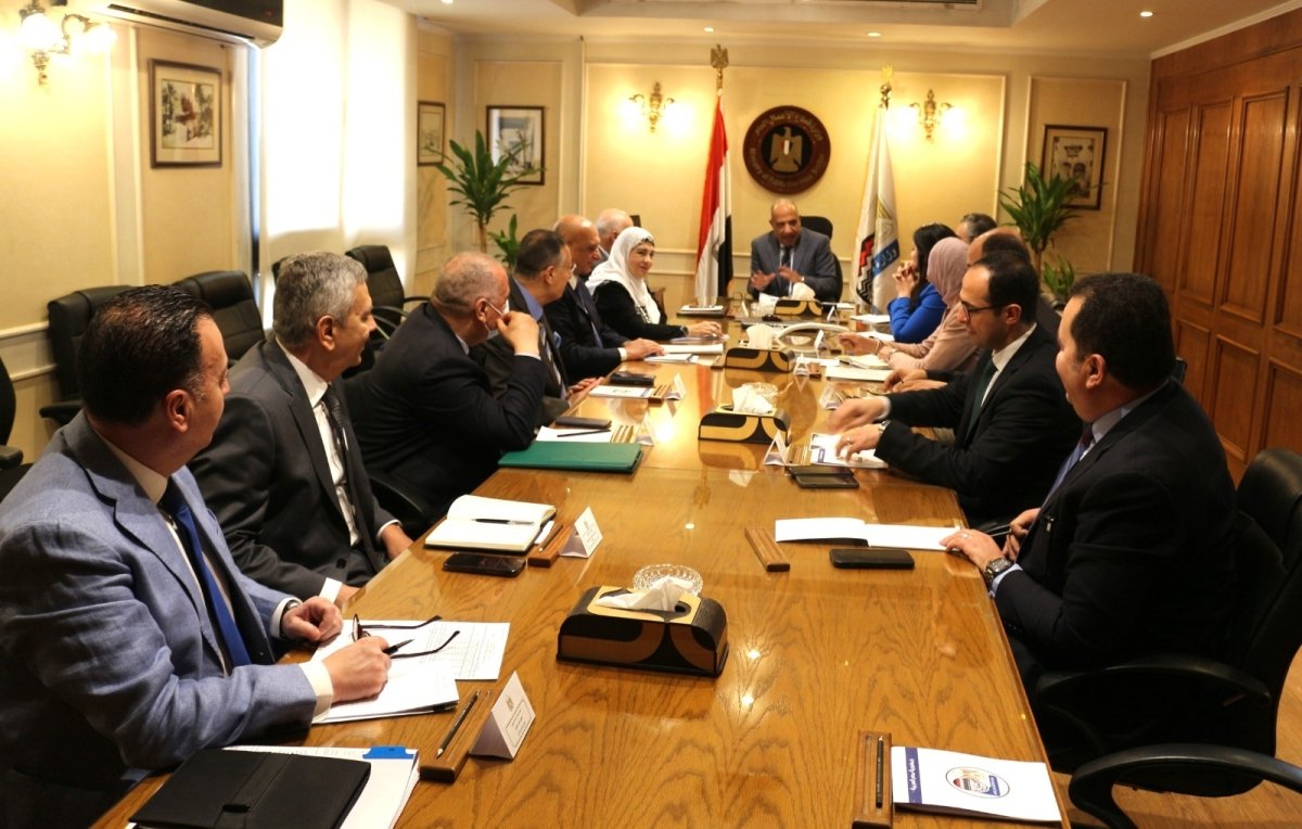 وزير قطاع الأعمال العام يجتمع بالرؤساء التنفيذيين للشركات القابضة لمتابعة خطط العمل