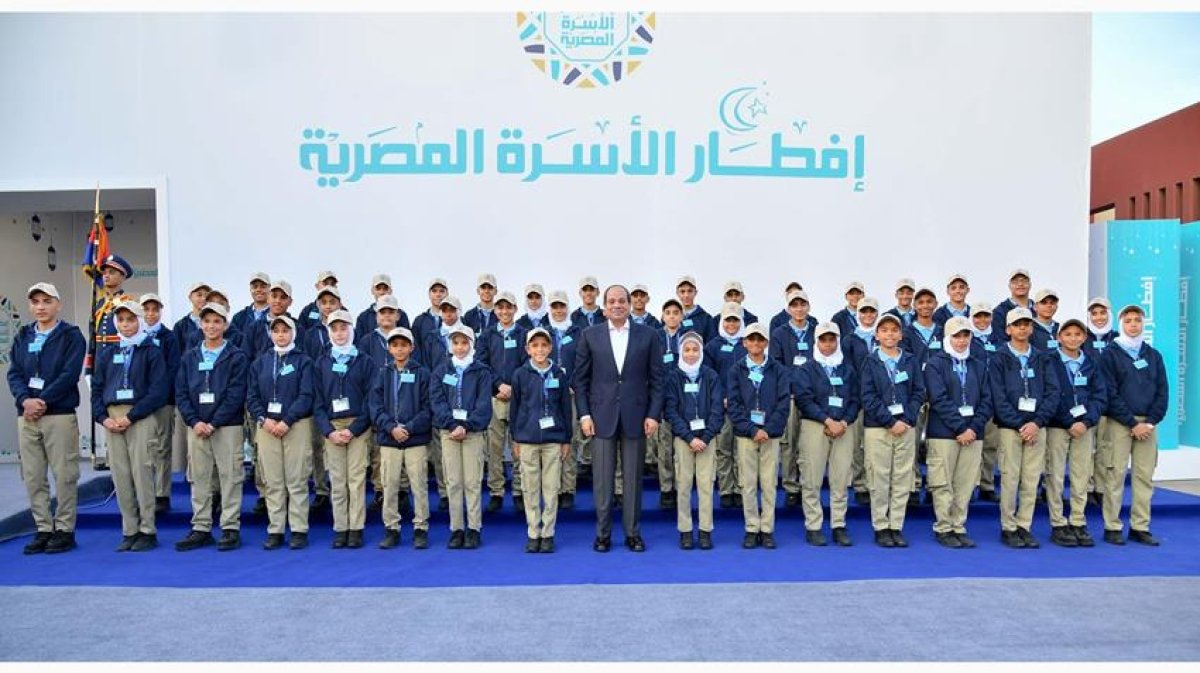 بالفيديو.. الرئيس السيسي يشارك في إفطار الأسرة المصرية بحي الأسمرات ويتفقد معرض الأسر المنتجة