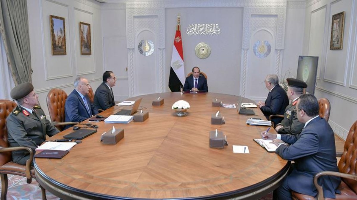 الرئيس السيسي يجتمع برئيس الوزراء ووزيري الزراعة والري وعدد من المسئولين