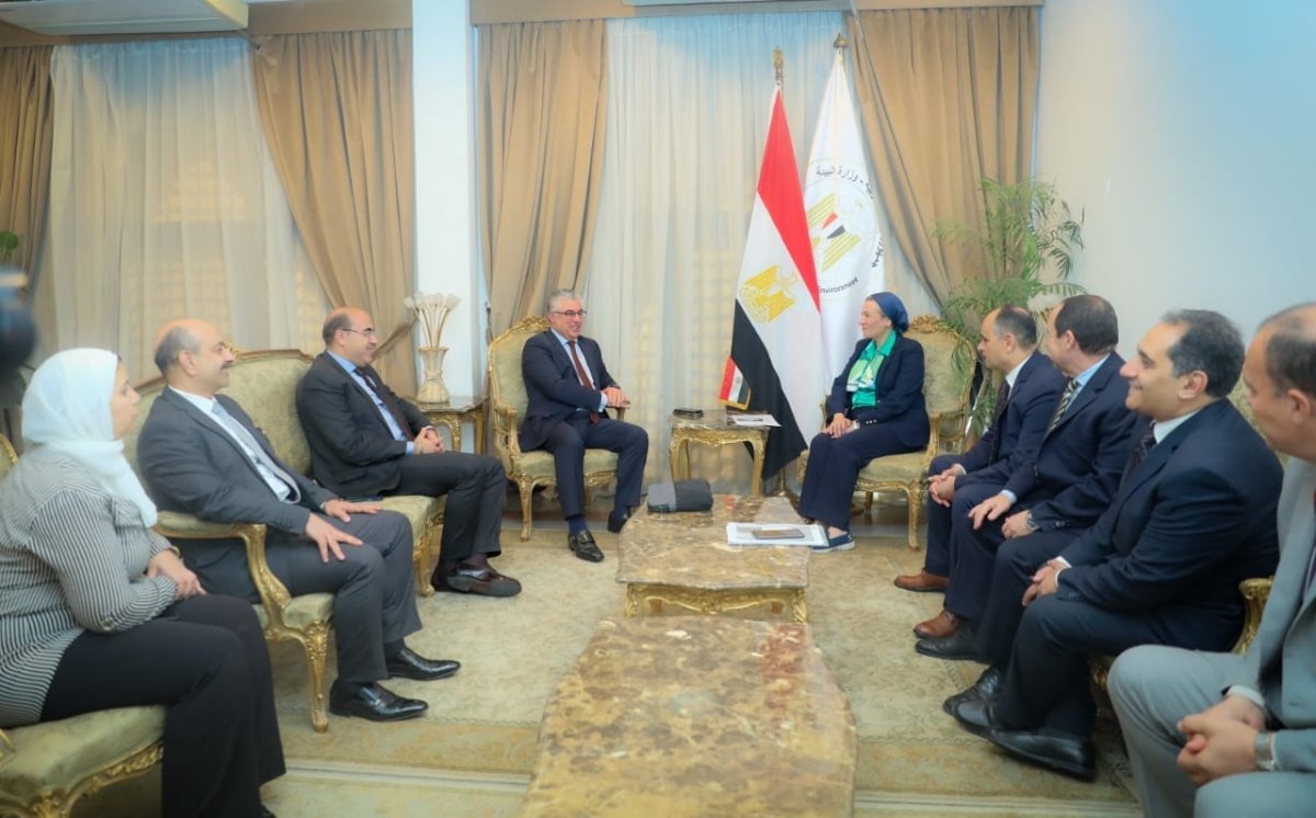 وزارة البيئة توقع مع المنطقة الاقتصادية لقناة السويس بروتوكول تعاون لدعم الصناعة الخضراء 