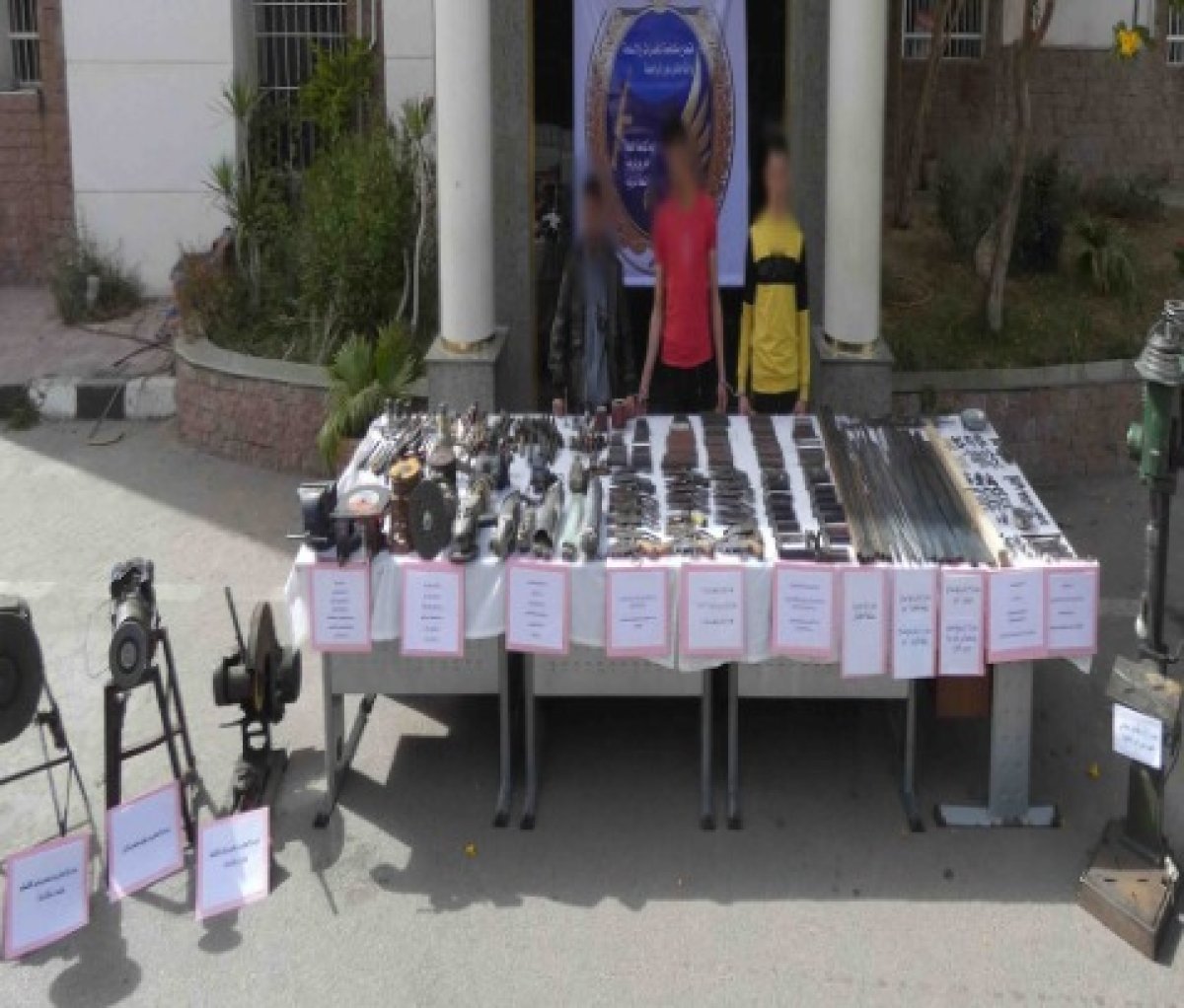 ضبط 3 عناصر إجرامية متهمين بإدارة ورشة لتصنيع الأسلحة النارية 