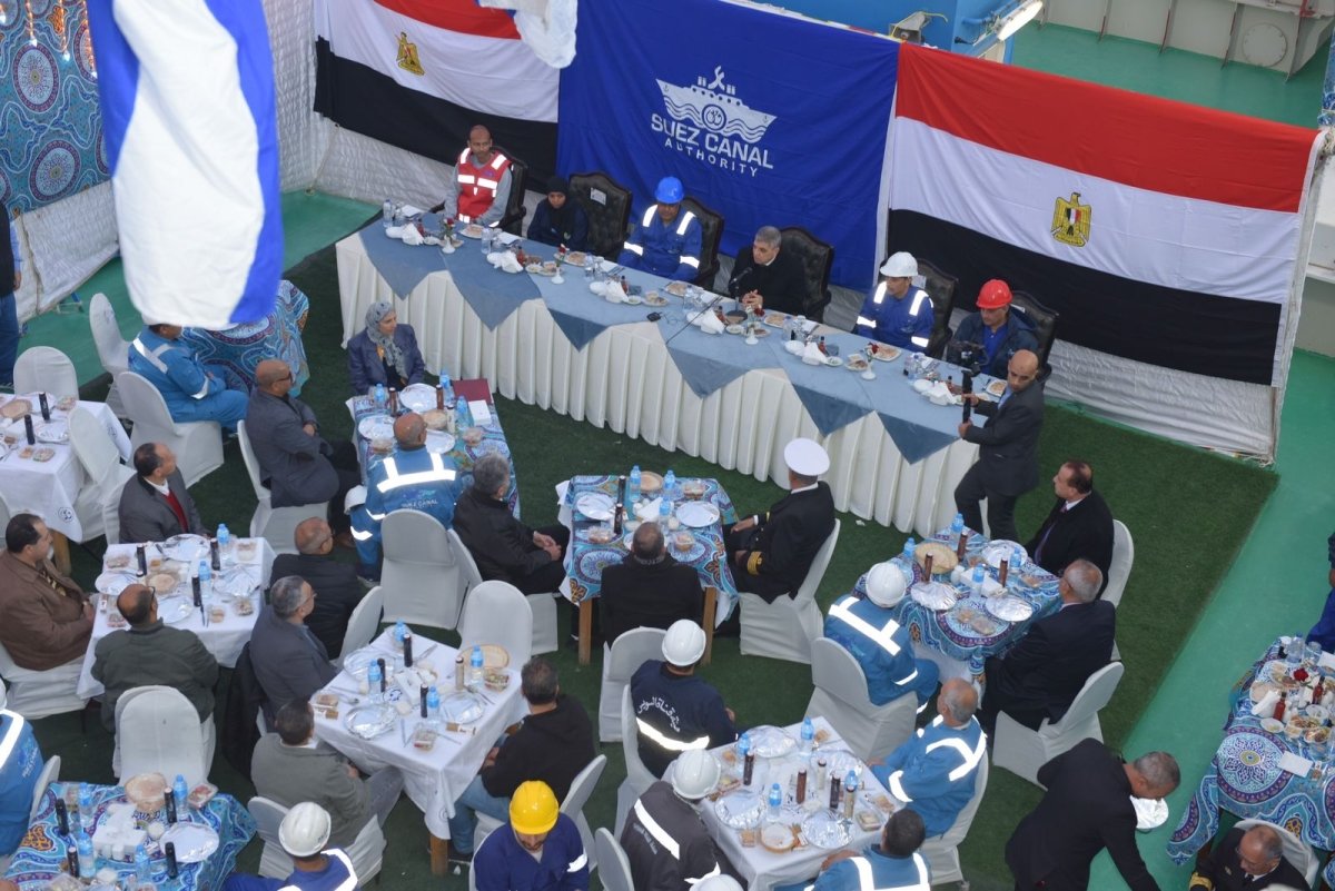 الفريق أسامة ربيع يتابع مستجدات مشروع تطوير القطاع الجنوبي للقناة ويشارك العاملين الإفطار على الكراكة مهاب مميش