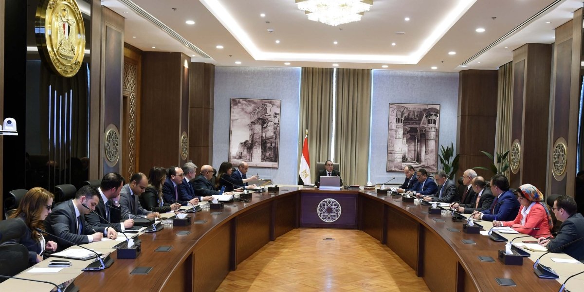 رئيس الوزراء يعقد اجتماعا لبحث سُبل النهوض بالمناطق الاستثمارية والصناعية والتغلب على التحديات التى تواجه المستثمرين