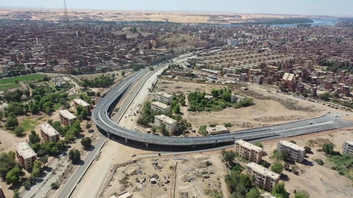 وزير النقل يعلن بدء التشغيل التجريبي لكباري السيل والمضيق بمحافظة أسوان امام حركة المرور 