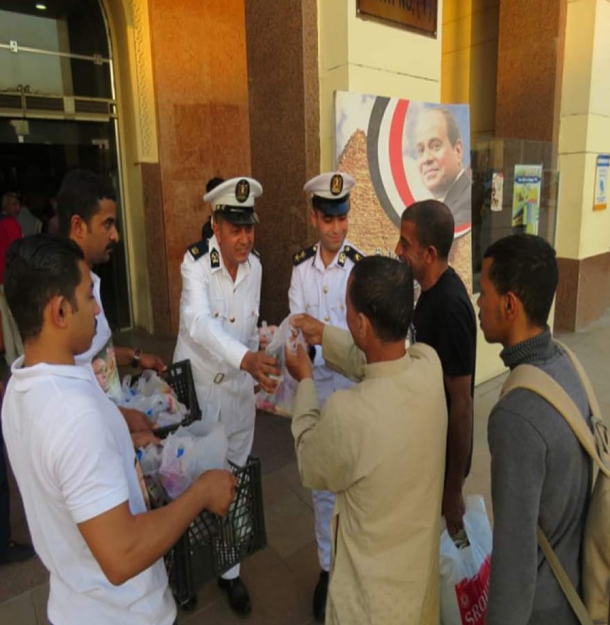 كعك ووجبات إفطار.. الداخلية تحتفل بعيد الفطر المبارك بتوزيع الحلوى على المواطنين 