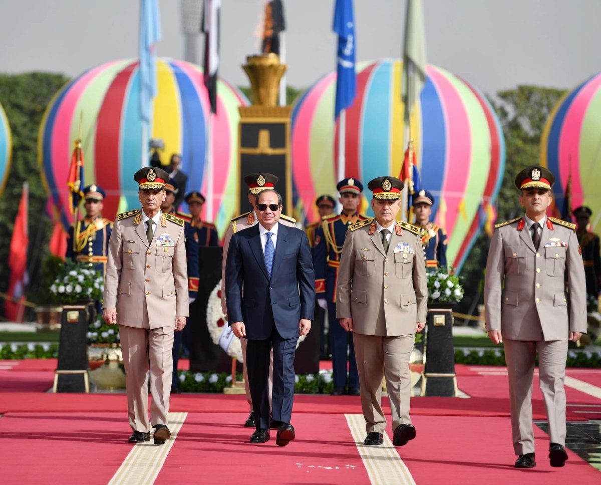 بالصور.. الرئيس السيسي يضع إكليلًا من الزهور على النصب التذكاري لشهداء القوات المسلحة
