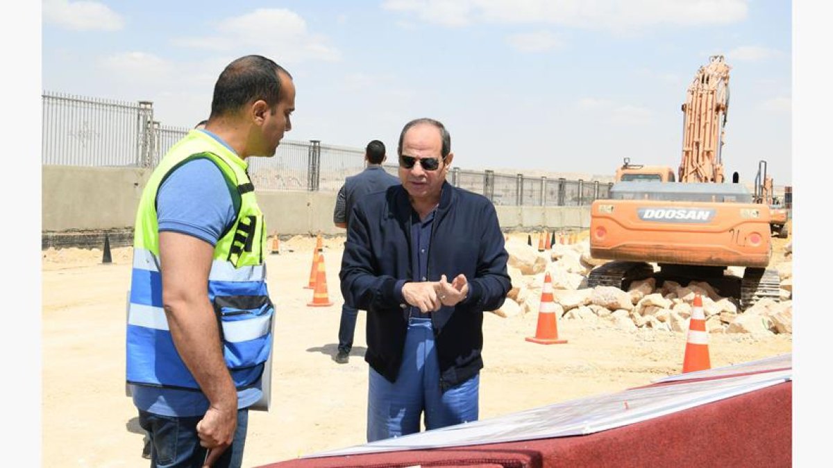 الرئيس السيسي يقوم بجولة تفقدية موسعة بالقاهرة (فيديو)