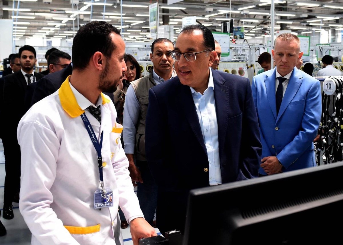 "مدبولي" يتفقد مصنعاً لـ "إس إي وايرنج سيستمز إيجيبت" التابعة لـ "سوميتومو" اليابانية