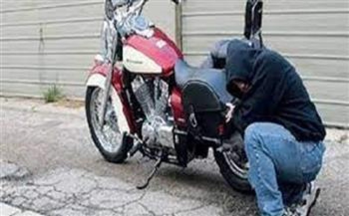 الداخلية تكشف حقيقة تقييد لص بأحد أعمدة الإنارة والتعدي عليه