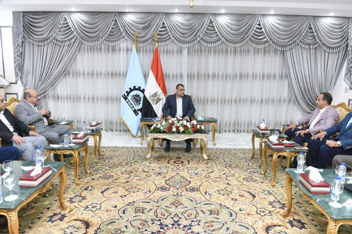 وزير الإنتاج الحربى  يتفقد مصنع إنتاج وإصلاح المدرعات