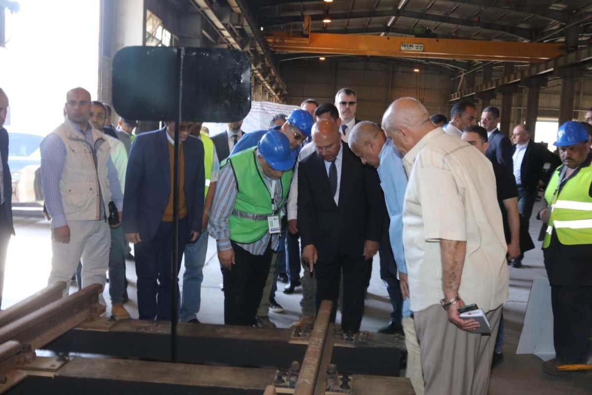 وزير النقل ووفد خبراء فويست البين النمساوية في جولة تفقدية  بورش العباسية للسكك الحديدية