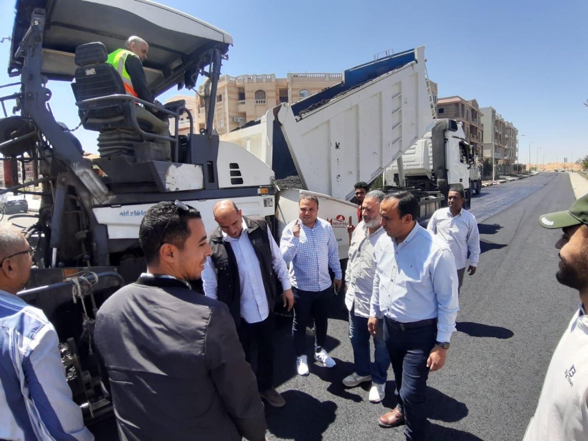 رئيس الجهاز: الانتهاء من رصف الطرق الداخلية بالمنطقة الثانية عمارات بمدينة الشروق