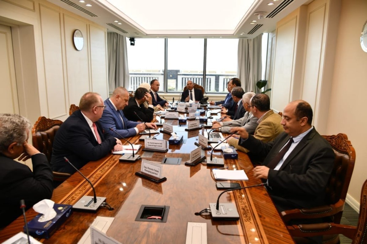 وزير النقل يشرف على انهاء الاتفاق مع سكودا التشيكية لعمرة واعادة تاهيل وصيانة جرارات الهنشل بالسكة الحديد