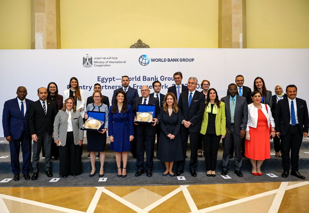 المشاط تُكرم المدير القطري للبنك الدولي ومدير العمليات تقديرًا لجهودهما في الإعداد للاستراتيجية وتعزيز التعاون الثنائي