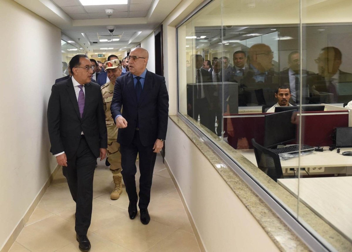 رئيس الوزراء يتفقد مقر وزارة الإسكان بالحي الحكومي 