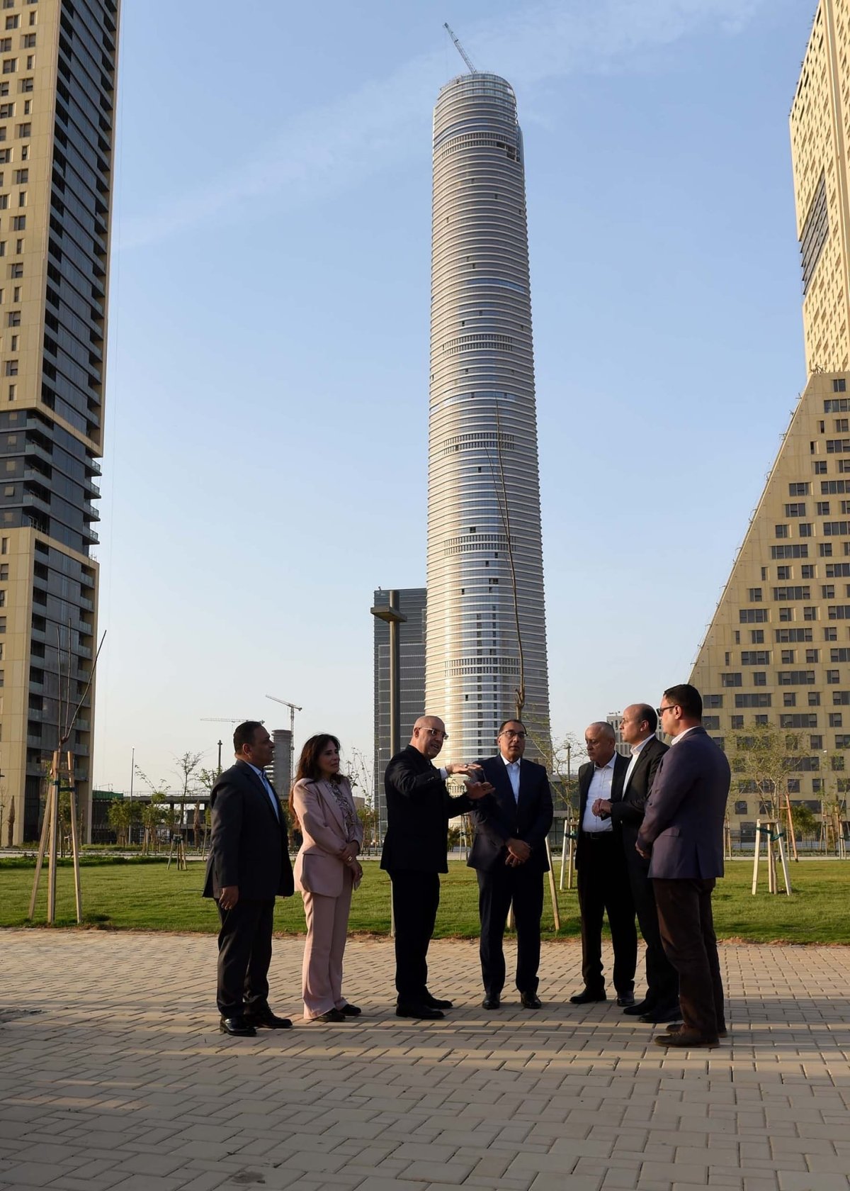 رئيس الوزراء يتفقد الحدائق المركزية "النهر الأخضر" بالعاصمة الإدارية الجديدة