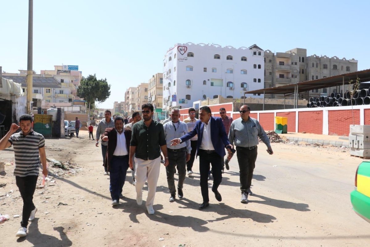 رئيس جهاز " السادات " يتفقد أعمال التطوير الجارية..ويلتقي سكان عدة مناطق بالمدينة