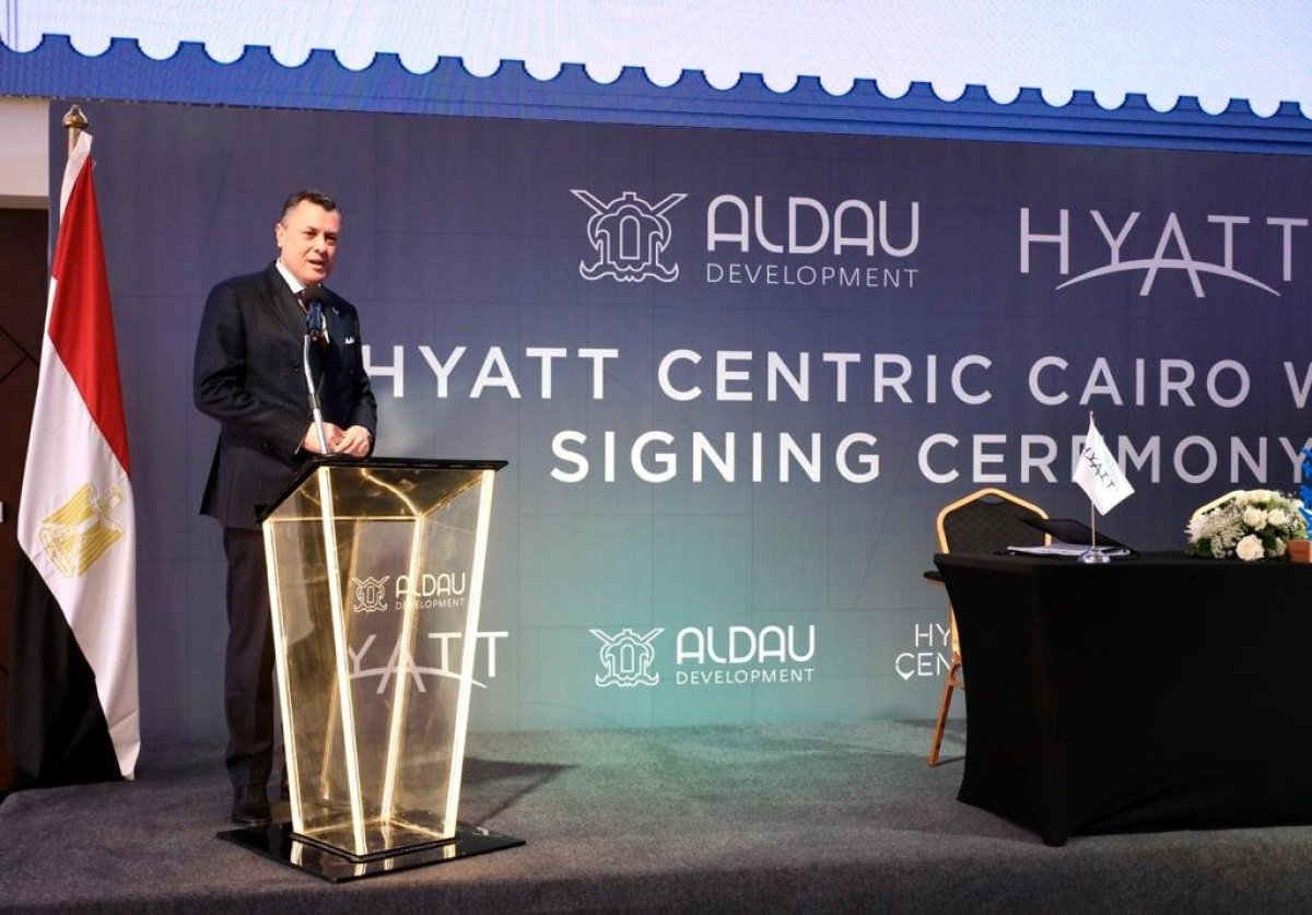 وزير السياحة والآثار يشهد توقيع عقد تشغيل أول منشأة فندقية للفنون في مصر