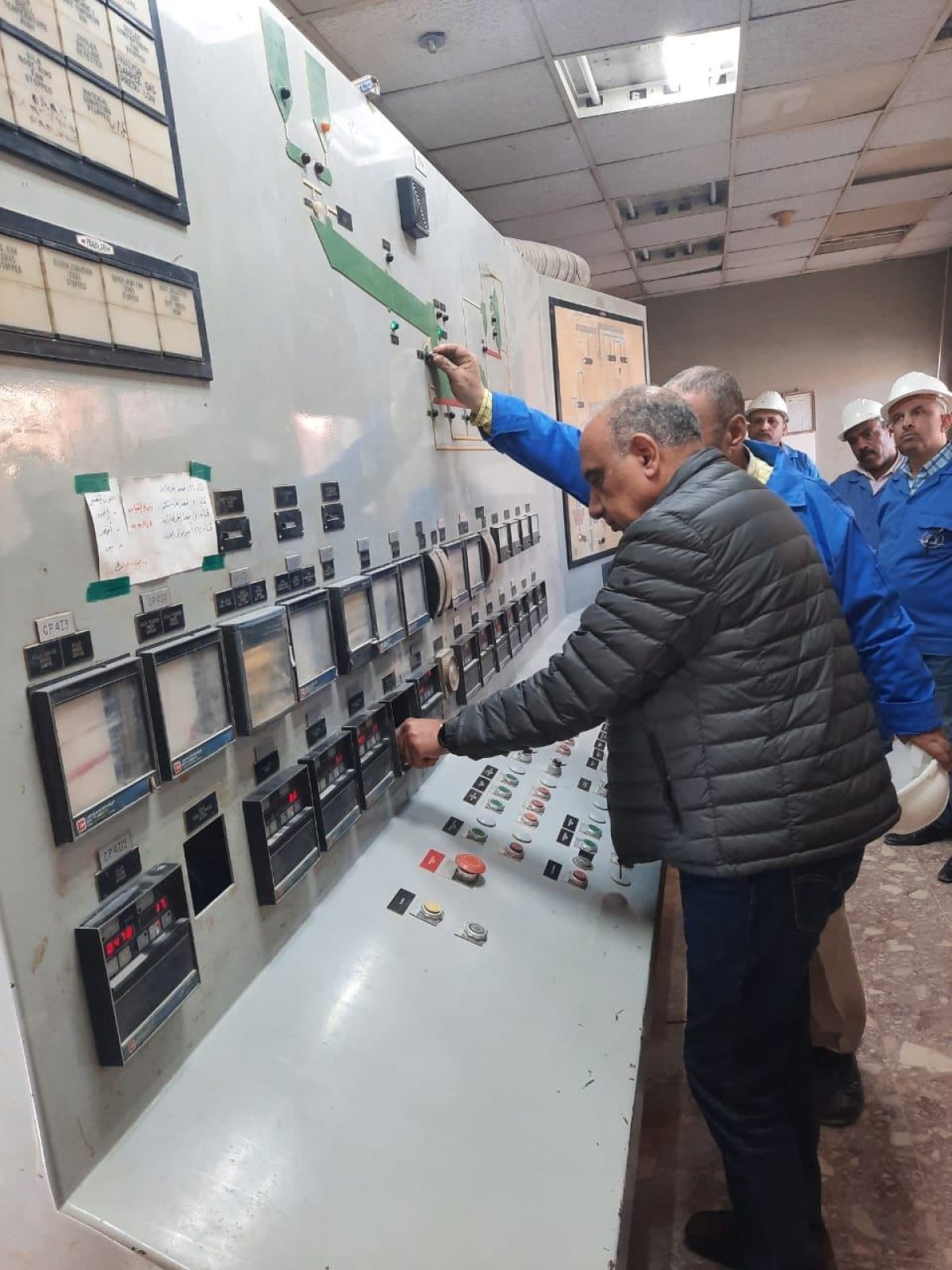وزير قطاع الأعمال العام يتفقد مصانع شركة الإسكندرية للحراريات 