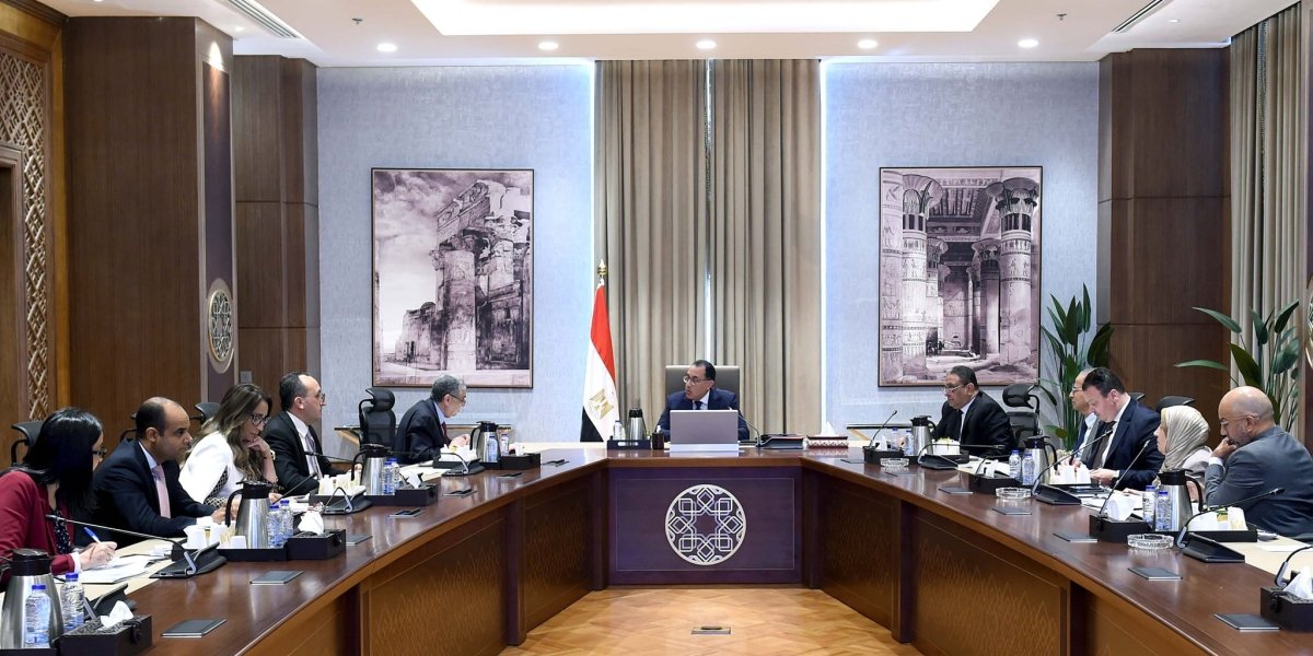 رئيس الوزراء يتابع مع وزير الكهرباء عدداً من ملفات العمل