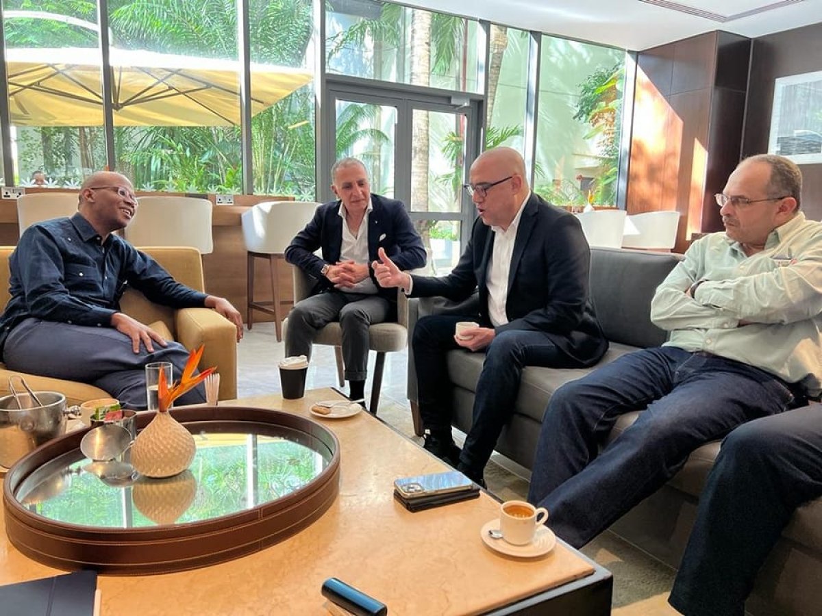 وزير الإسكان يلتقى وزير الطاقة التنزاني لنقل رسالة من الرئيس السيسي لرئيسة جمهورية تنزانيا