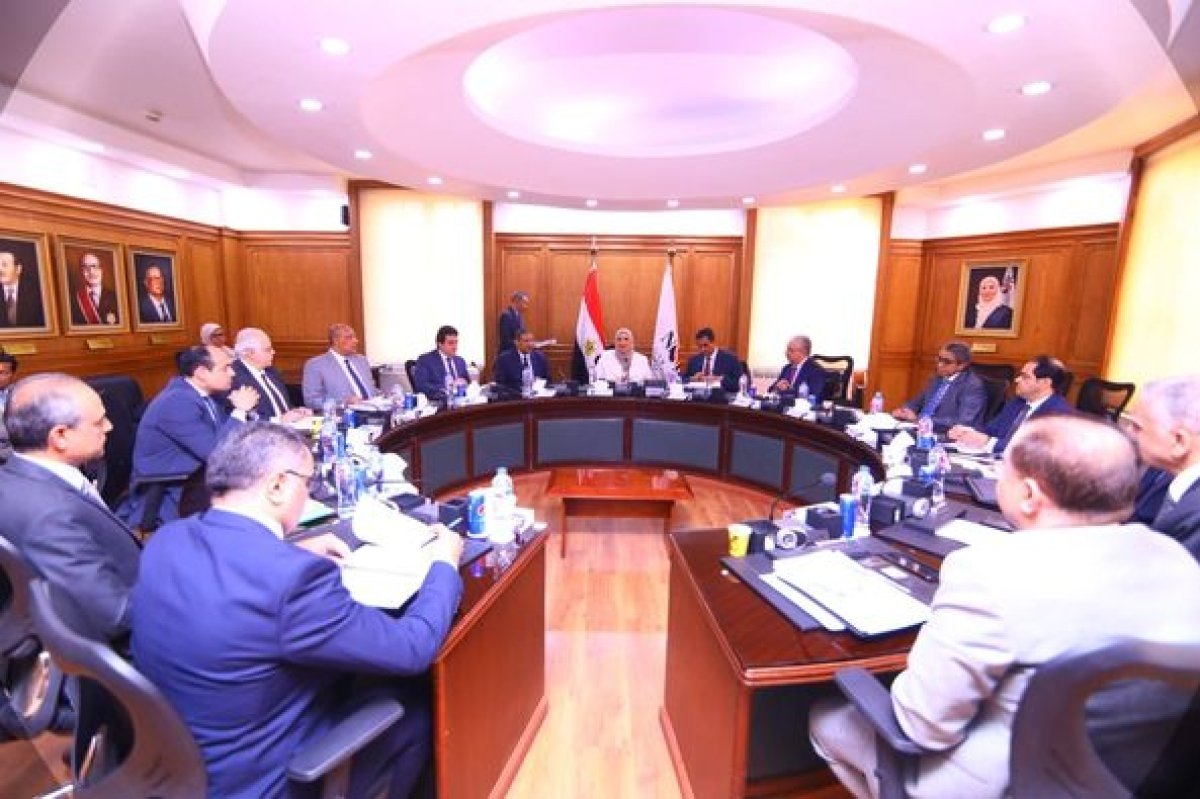 وزيرة التضامن الاجتماعي تعقد اجتماعًا مع رؤساء قطاعات بنك ناصر الاجتماعي