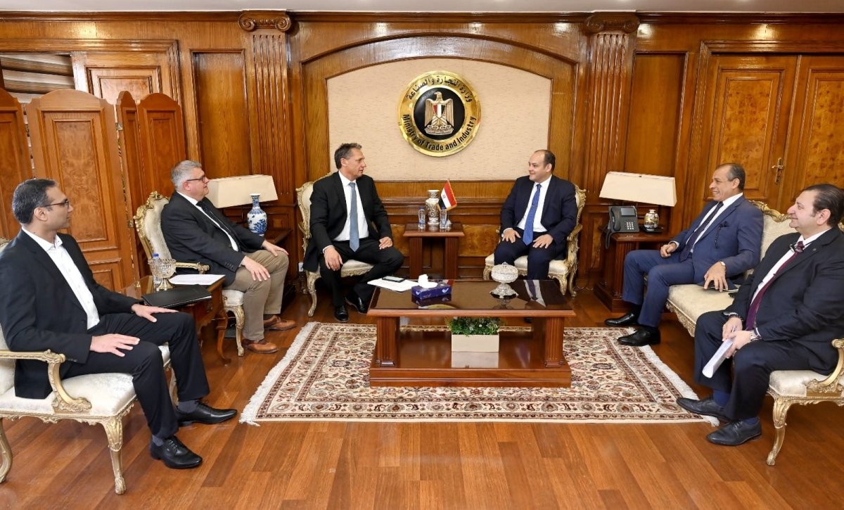 وزير التجارة والصناعة يبحث مع وفد شركة مرسيدس - بنز تعزيز استثمارات الشركة بالسوق المصري 