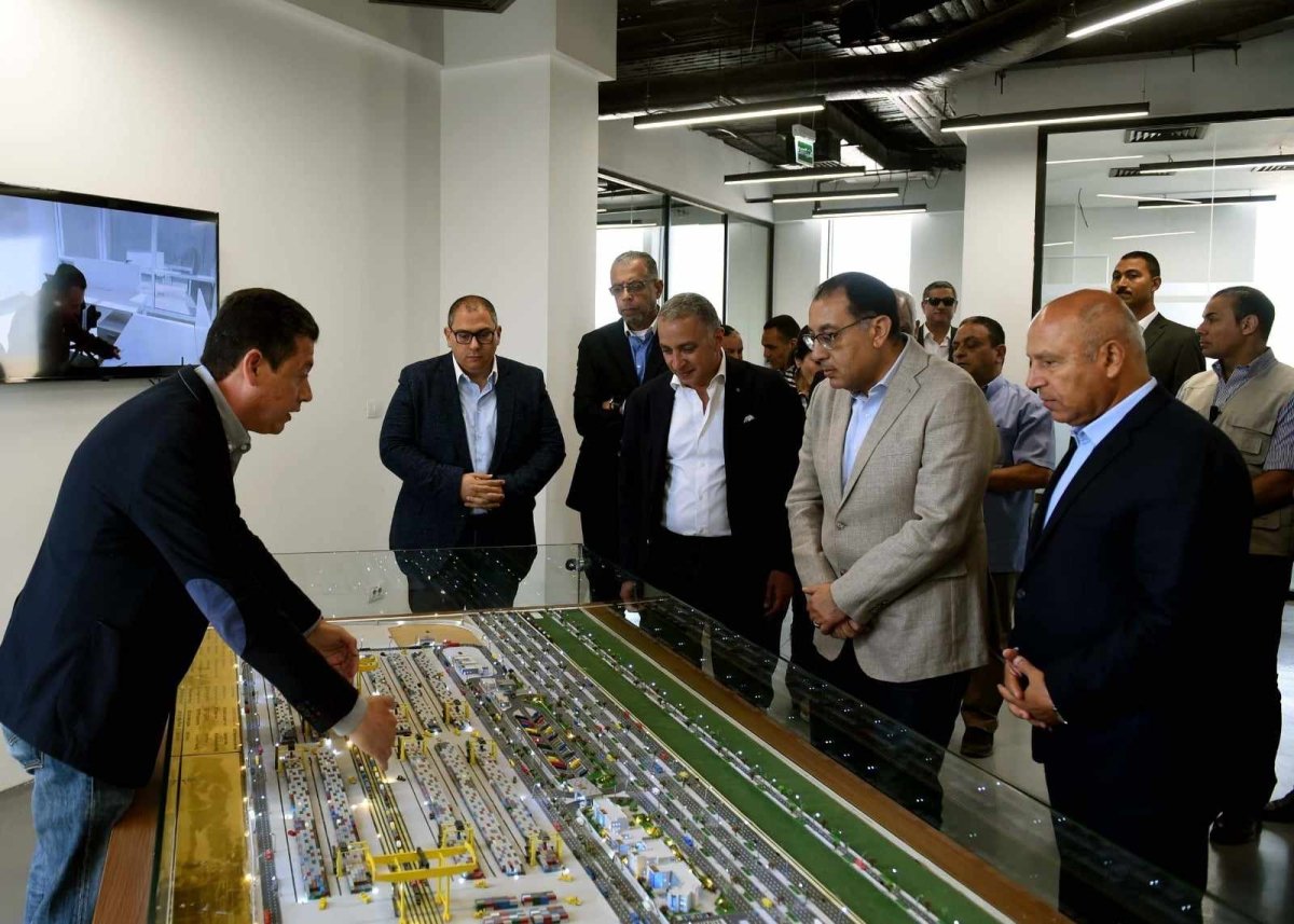 رئيس الوزراء يتفقد ميناء السادس من أكتوبر الجاف بعد تشغيله تجريبياً خلال مؤتمر المناخ COP27