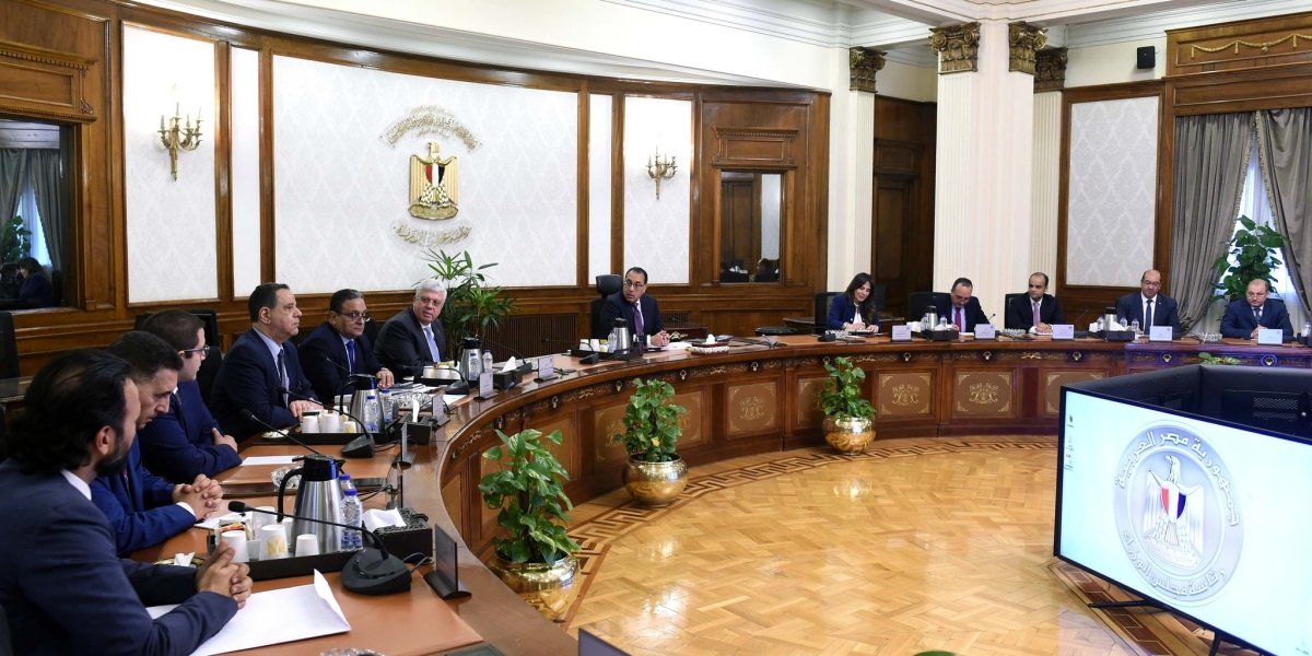 رئيس الوزراء يتابع مقترحات مشروع تطوير الهوية البصرية للطريق الدائري