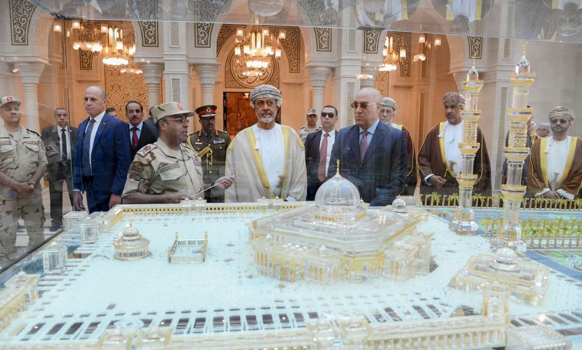 بالصور.. سلطان عُمان يقوم بجولة تفقدية بالعاصمة الإدارية الجديدة