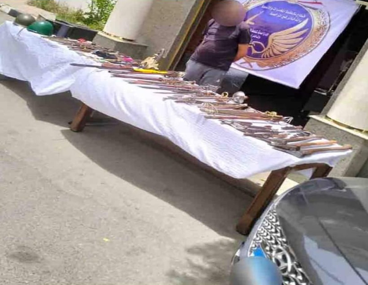سيوف وخناجر.. ضبط تاجر يبيع الأسلحة على مواقع التواصل