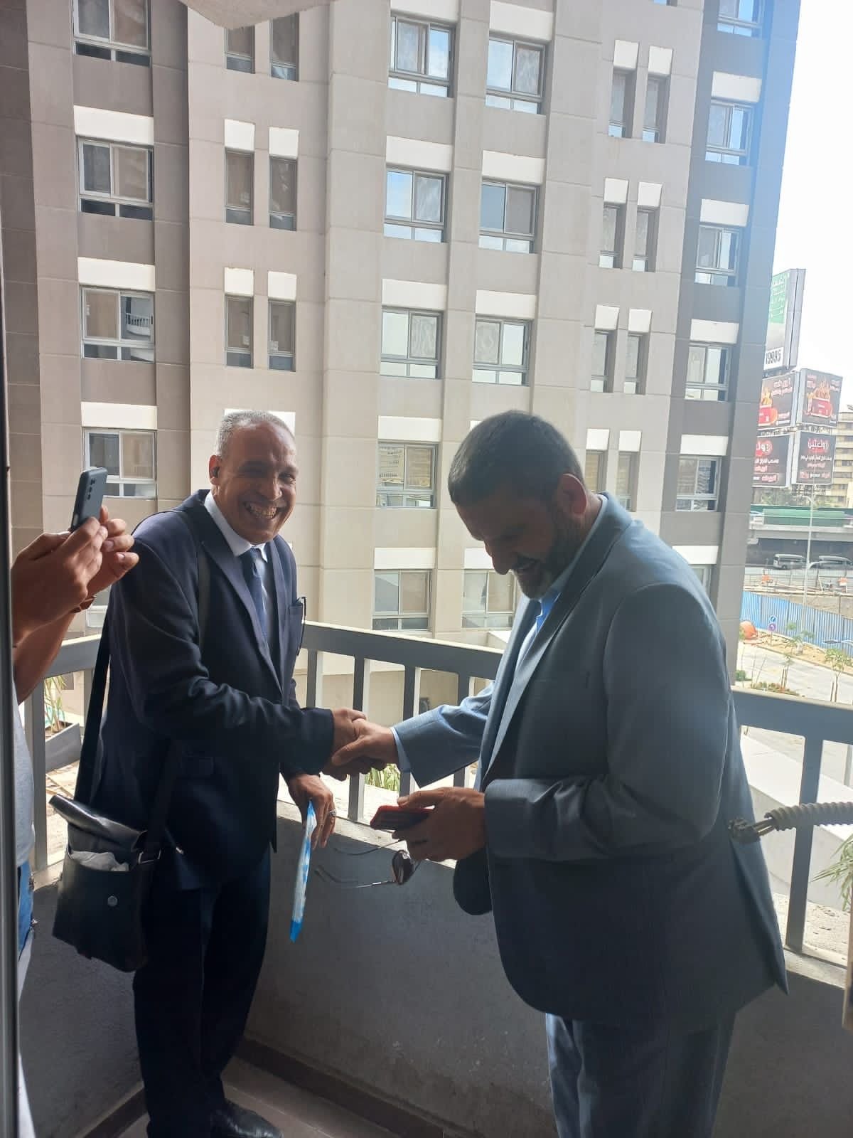 رئيس " جهاز مثلث ماسبيرو " يتابع عملية تسليم وحدات أبراج " الإسكان البديل "