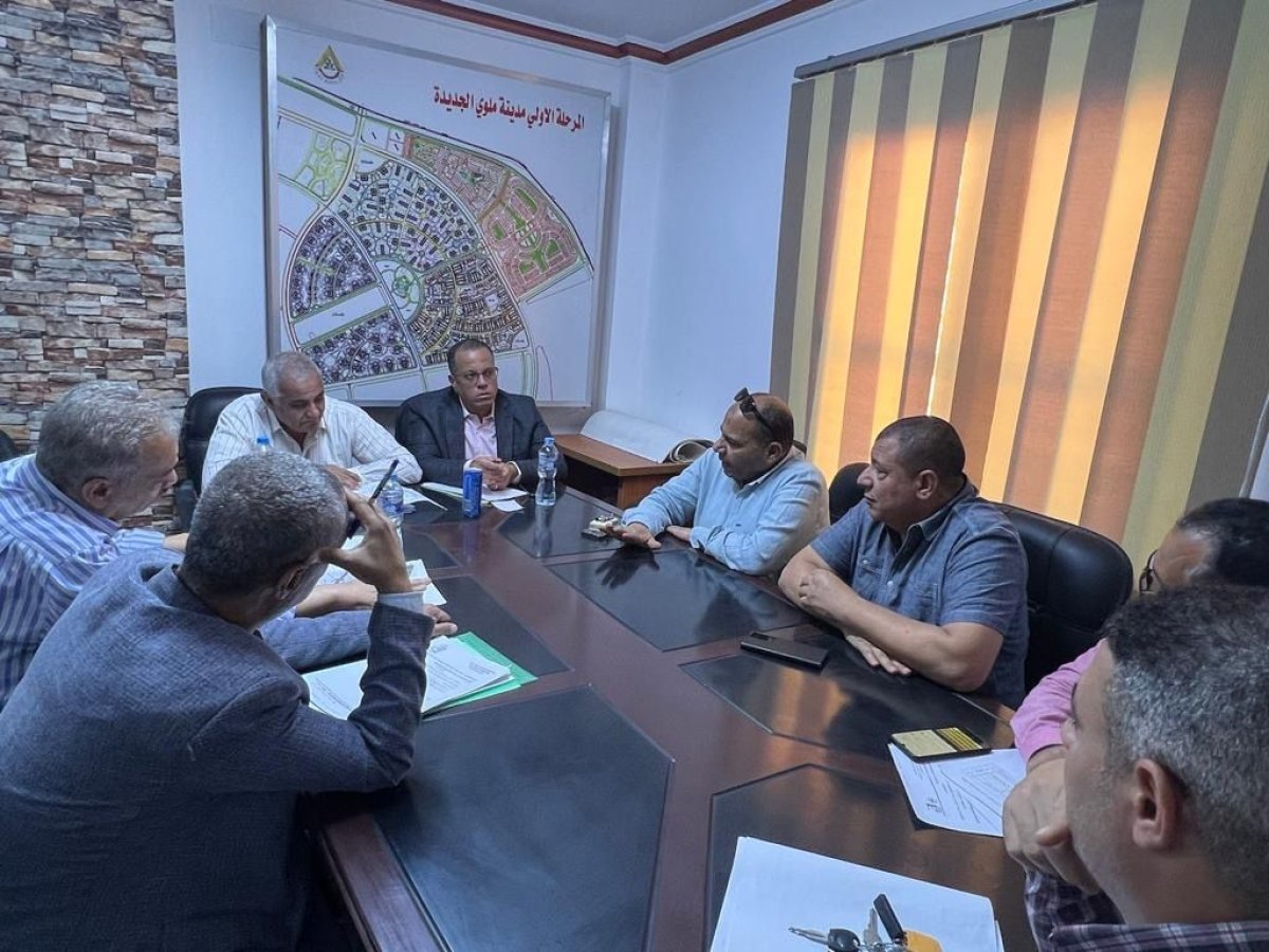 رئيس جهاز " ملوي الجديدة " يجتمع بمسئولي الشركات العاملة بالمدينة لدفع العمل بالمشروعات