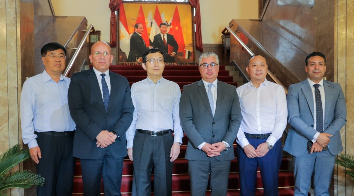 رئيس اقتصادية قناة السويس ينهي جولته ببكين بمباحثات ثنائية مع شركات لصناعات ثقيلة