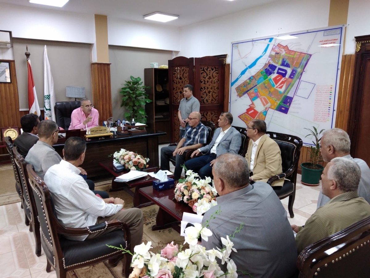 رئيس جهاز بني سويف الجديدة يستقبل مجموعة من سكان المدينة لبحث طلباتهم ومقترحاتهم