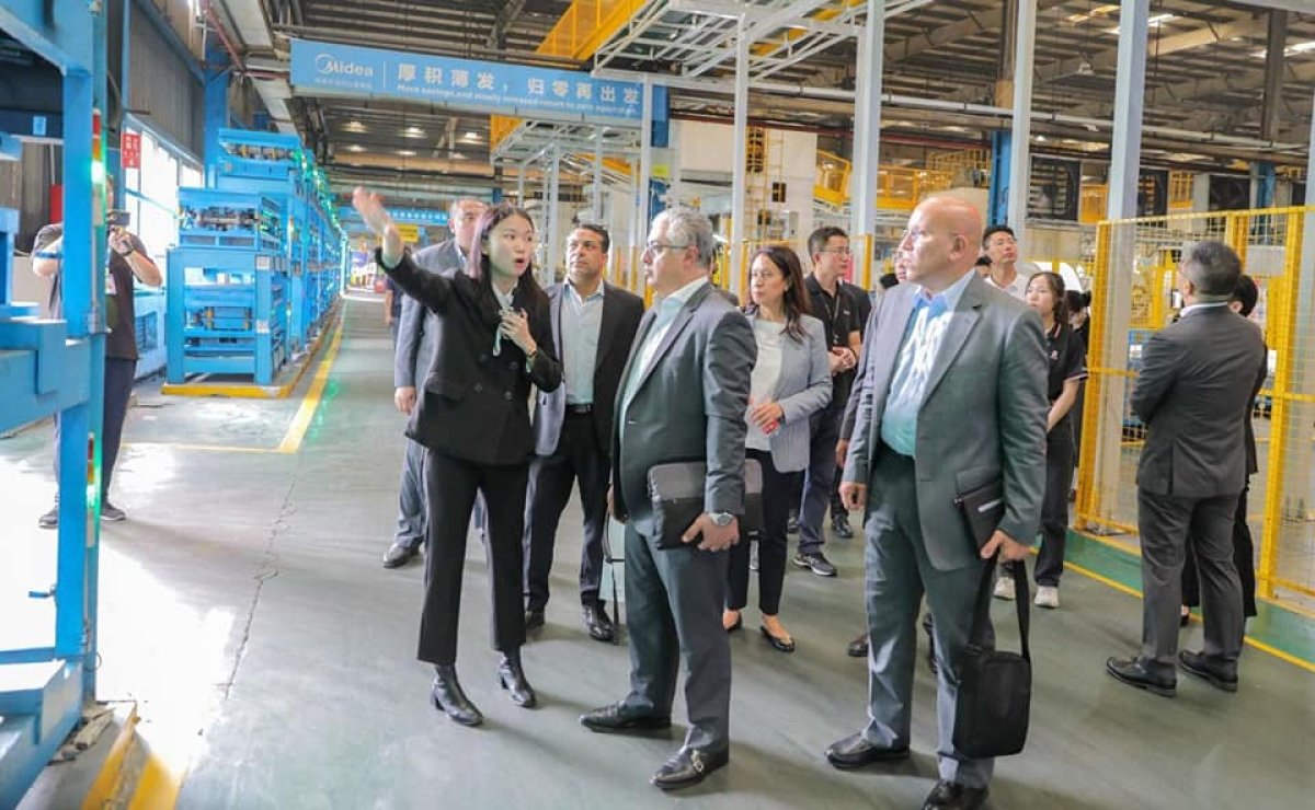 رئيس اقتصادية قناة السويس يتفقد خطوط إنتاج ميديا للأجهزة الكهربائية بجوانزو الصينية