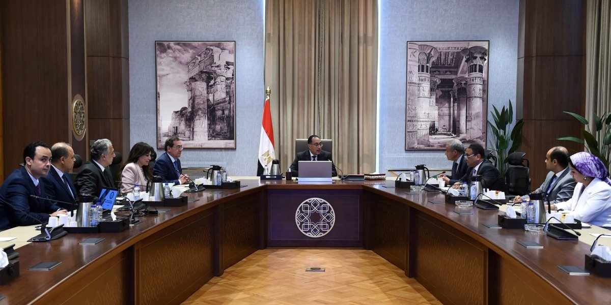 رئيس الوزراء يتابع موقف تطوير منظومة تداول وتوزيع المنتجات البترولية