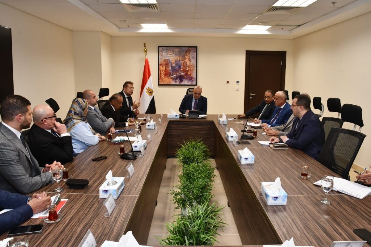 وزير الإسكان يناقش مع أعضاء غرفة التطوير العقاري سبل دعم ومساندة القطاع