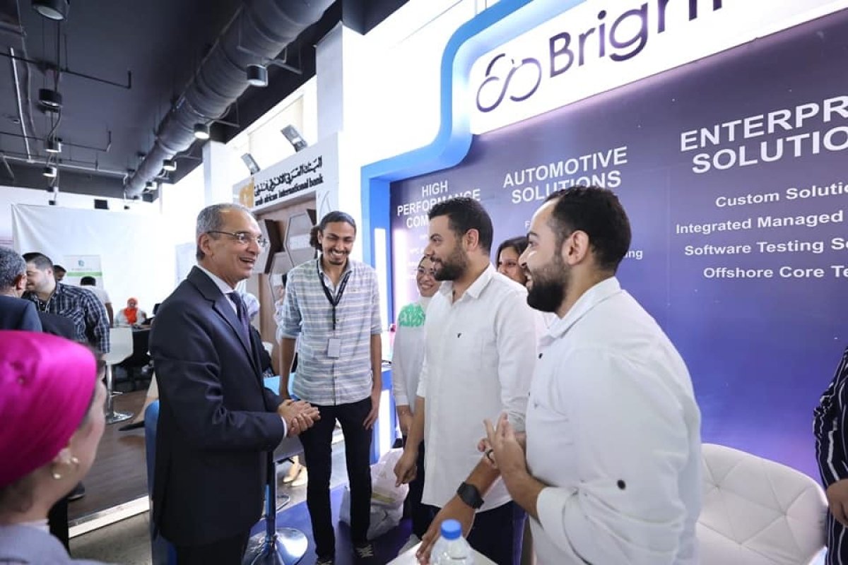 وزير الاتصالات يفتتح فعاليات ملتقى توظيف لخريجى برامج معهد تكنولوجيا المعلومات فى التخصصات الداعمة لصناعة الإلكترونيات