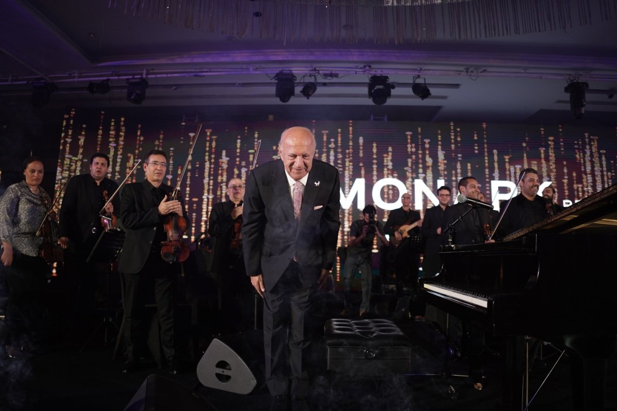 بالصور.. عمر خيرت يبدع  فى حفل إطلاق مشروع " مونارك " لشركة رويال للتطوير العقارى 