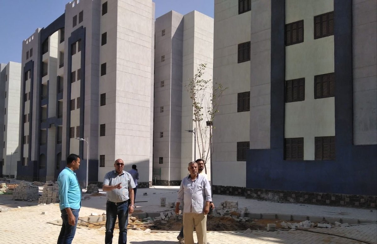 رئيس " جهاز أخميم الجديدة " يتفقد مشروعات الإسكان والخدمات الجاري تنفيذها بالمدينة