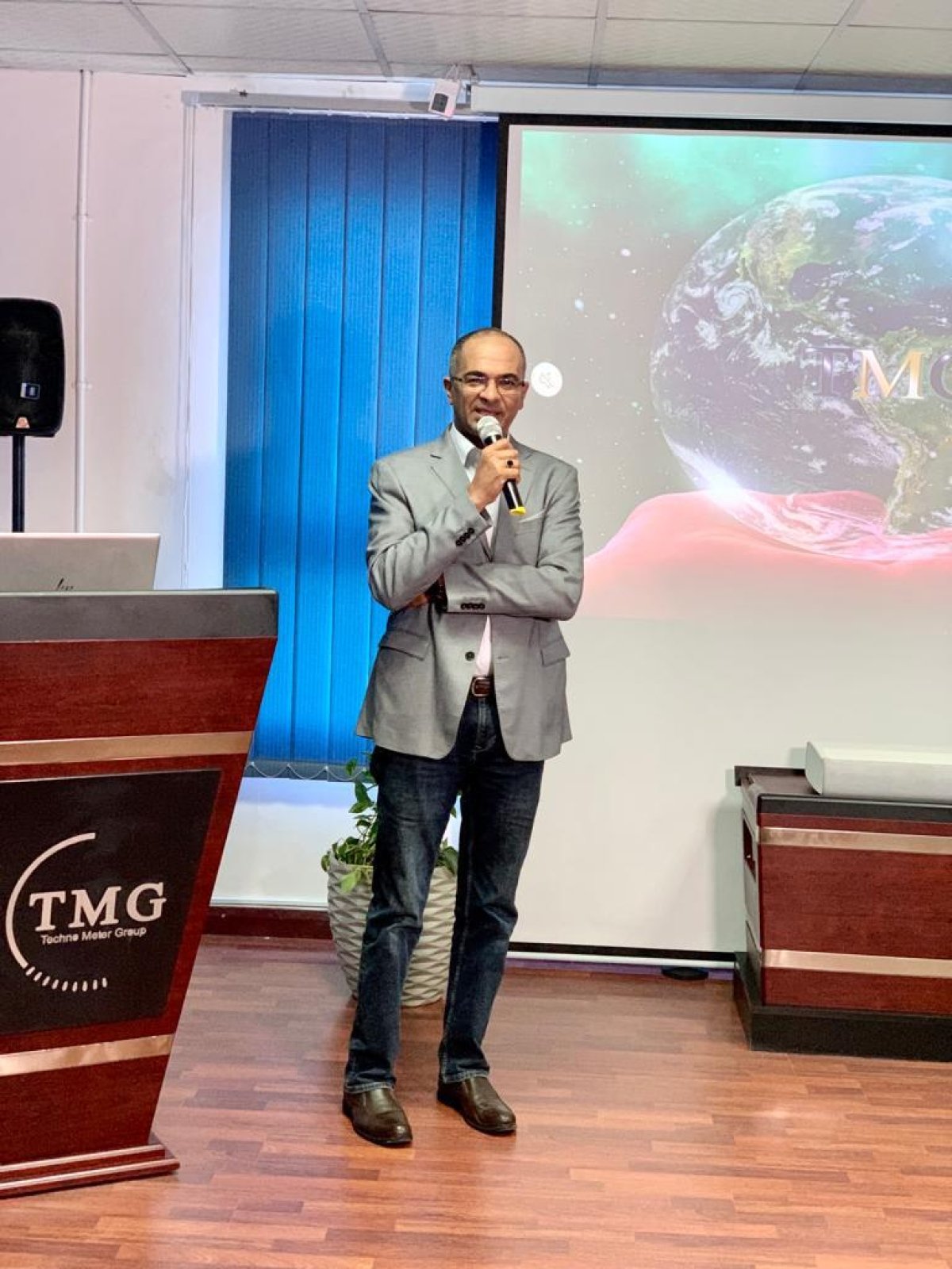 نائب وزير الاسكان يزور المنطقة الصناعية بالقاهرة الجديدة ويتفقد أحد مصانع إنتاج العدادات