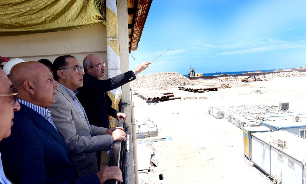 رئيس الوزراء يتابع معدلات تنفيذ عدد من المشروعات الجاري تنفيذها بميناءي الإسكندرية والدخيلة