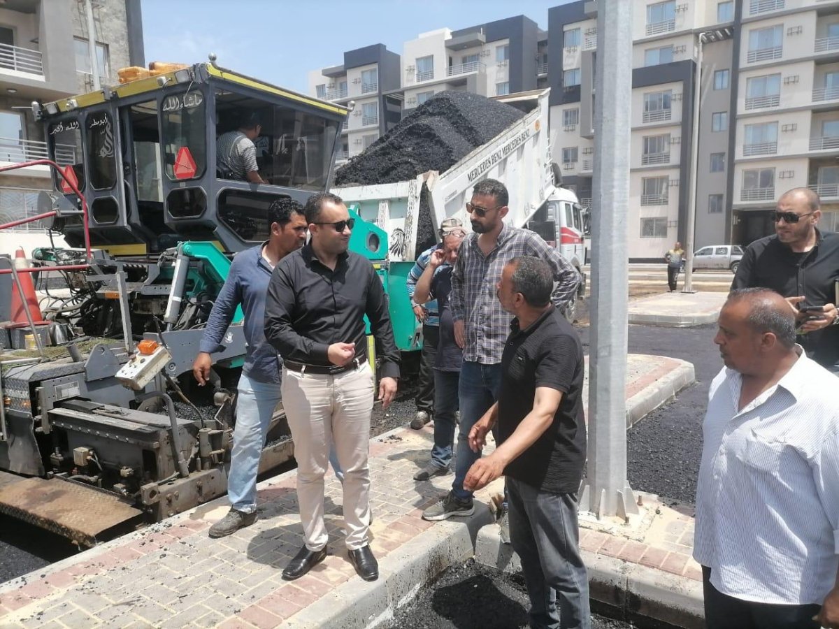 رئيس جهاز " دمياط الجديدة " يتفقد أعمال رصف الطرق وتنسيق الموقع بمشروع جنة