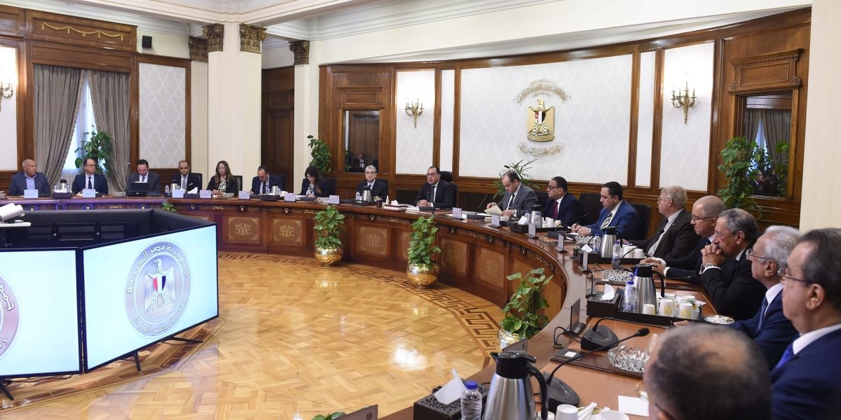 رئيس الوزراء يلتقى رئيس وأعضاء اتحاد الصناعات وعددا من رؤساء الغرف الصناعية ومسئولي المصانع والشركات