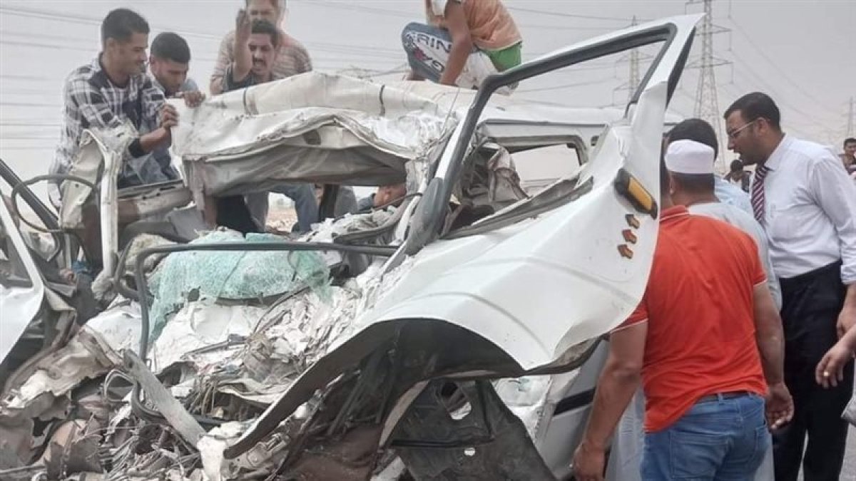 مصرع 15 شخصًا في حادث تصادم تريلا وميكروباص بالطريق الصحراوي بالصف