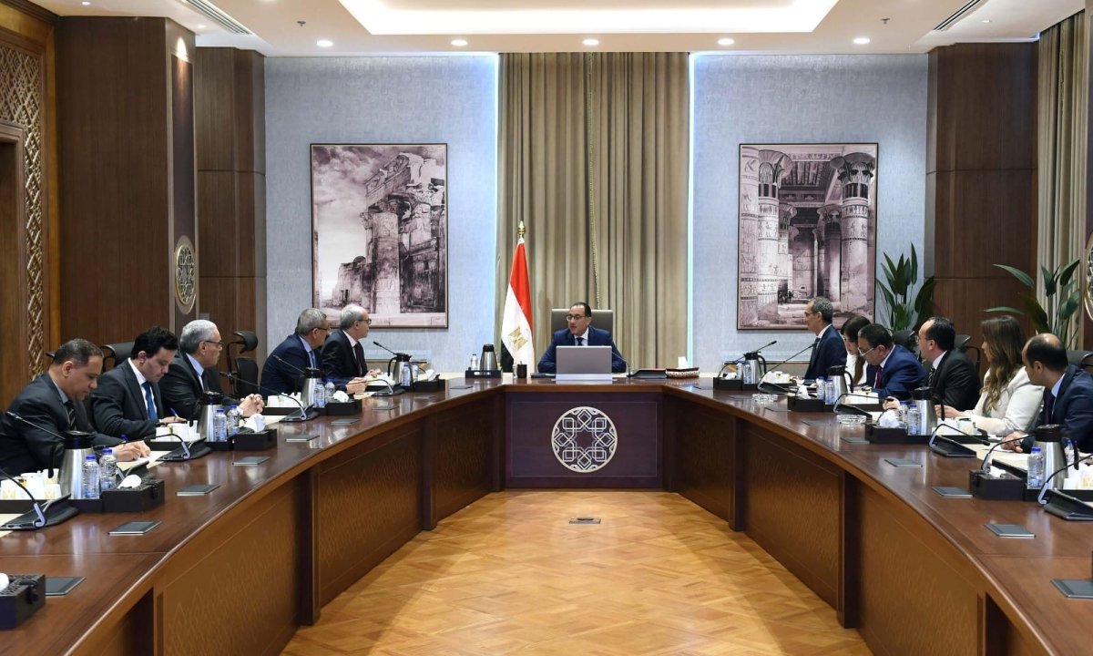 رئيس الوزراء يلتقي وزير البريد والمواصلات السلكية واللاسلكية في جمهورية الجزائر