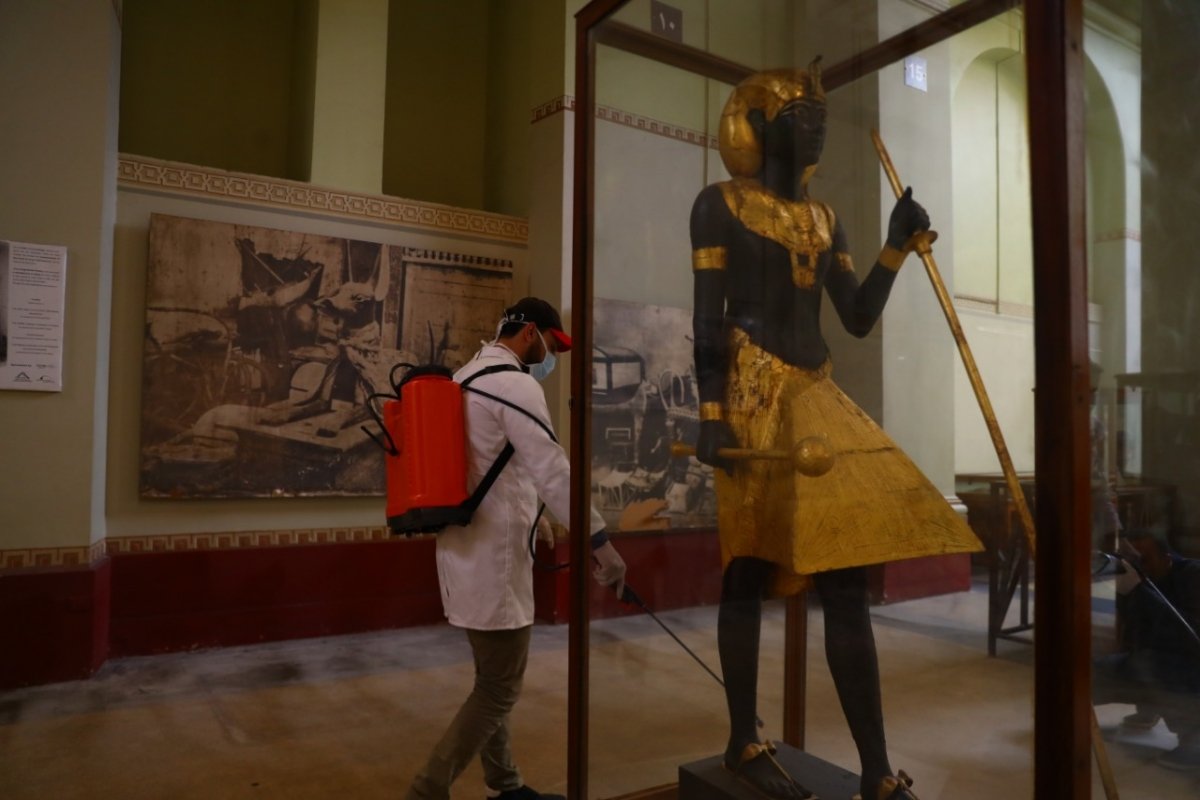 وزارة السياحة والآثار تشن حملة تعقيم وتطهير المتاحف الآثرية بالجمهورية