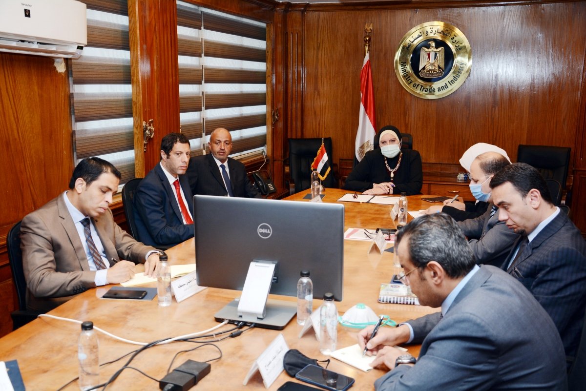 نيفين جامع تبحث مع المجلس التصديري زيادة معدلات تصدير الملابس المصرية للأسواق الأمريكية والافريقية 